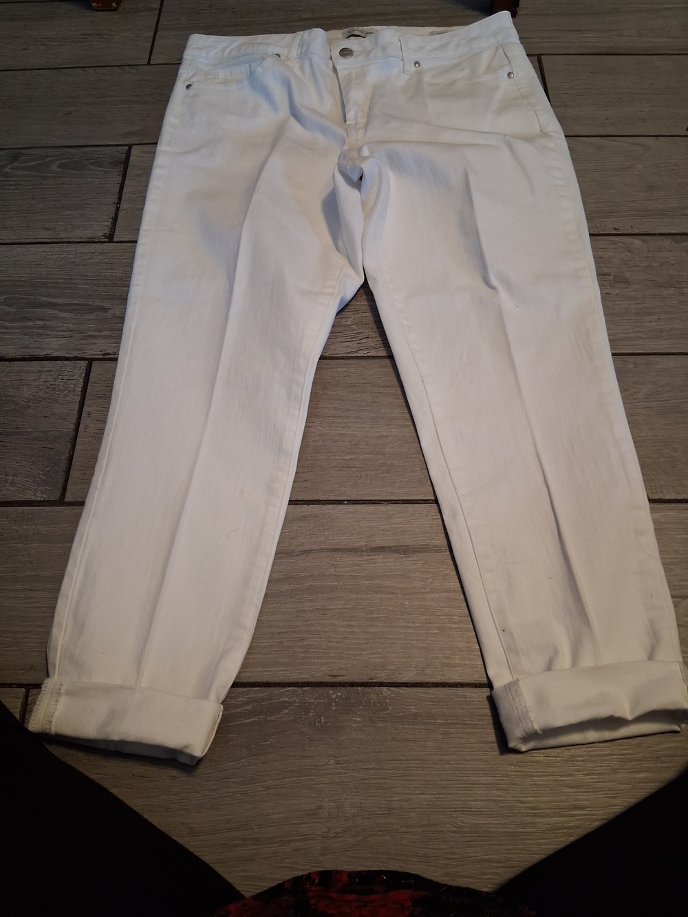 Jessica Simpson White Rolled-Cuff Capris